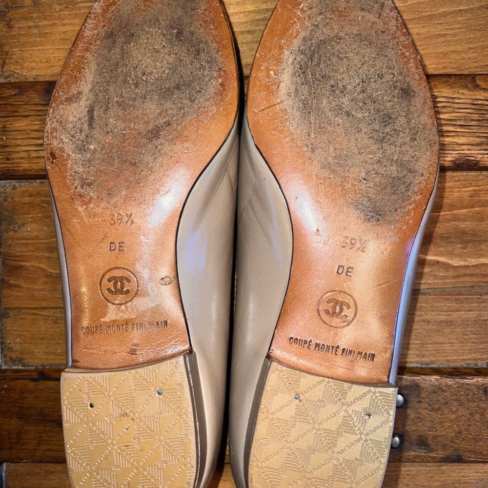 CHANEL vtg Tan Leather Flats Black Cap Toes Box Dustbag COUPE' MONTE' FINI MAIN - Picture 7 of 7